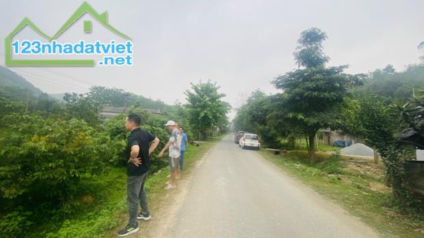 - Diện tích 2,2ha có : 400m thổ cư + 1400m đất vườn còn lại rsx - bám mặt đường nhựa liên