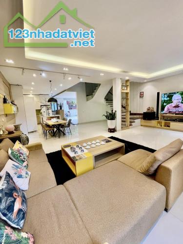 Phân Lô Vip, Phố Hoàng Văn Thái, Ô tô tránh, 111m x 4T x MT 8m. Giá 13 tỷ - 3