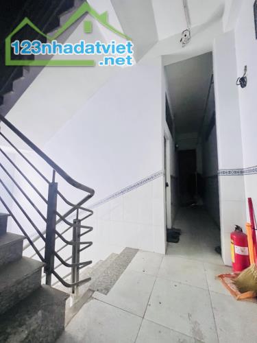 Bán nhà mặt tiền Bình Tân, đường số 8, 100m2 (5x20m), 3 lầu, ngộp bank, nhỉnh 6 tỷ - 3