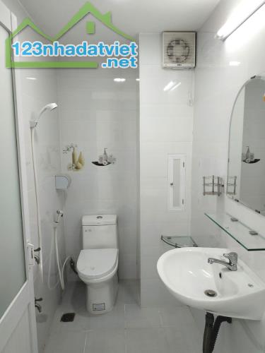 Cho nữ thuê Phòng trọ quận Bình Thạnh, 25m2 mới đẹp, ban công, cửa sổ, hẻm 7m. Giá rẻ nhất - 3