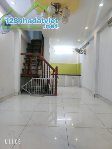 PHÂN KHÚC 3 TỶ - HOÀNG VĂN THỤ PHÚ NHUẬN - SÁT MẶT TIỀN - 3 TẦNG - TẶNG NỘI THẤT - 5