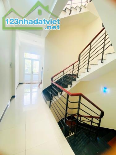 Mặt tiền biệt thự Lê bôi 6x18 chủ tự xây 5 tầng chỉ 10 tỷ 5