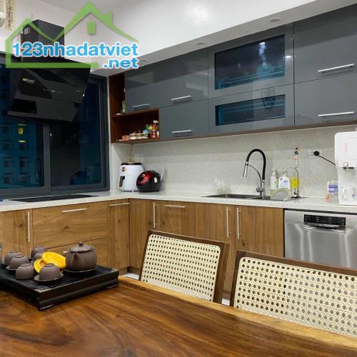 Bán nhà mặt phố Quần Ngựa, Ba Đình. 89 m2 x 5,5T x Mt 5,4 m. Kinh doanh Spa VP cho thuê.