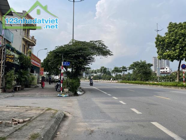 Chính chủ cho thuê nhà mặt phố kinh doanh 104m2 đường Lý Sơn, Q. Long Biên