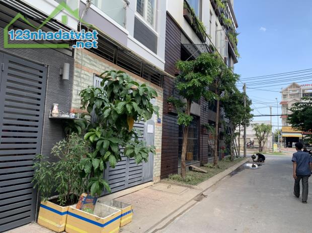 Nhà HXH khu nhà cao tầng đồng bộ - gần ngã ba Nguyễn Duy Trinh giao Đỗ Xuân Hợp.