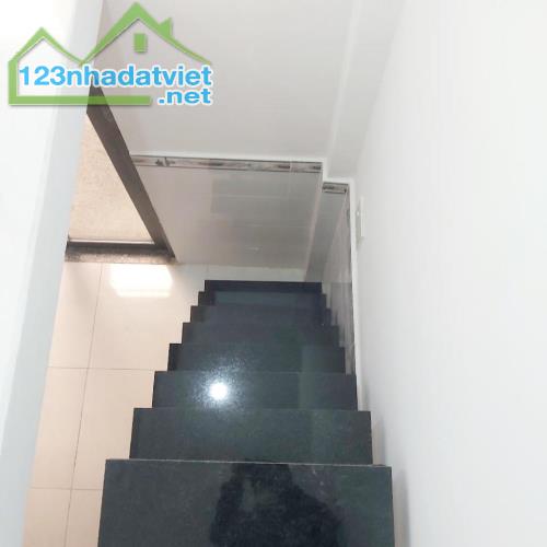 Bán nhà Tỉnh Lộ 43 TD, 14m2, 1 gác, 2PN, N.3m, Đ.2.5m giá 600tr - 2