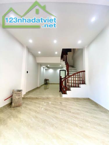 Bán căn nhà đẹp xã Kim Chung 40m2×4,5 tầng, thiết kế hiện đại, đủ công năng, giá 4,1 tỷ