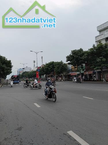 Bán nhà mặt tiền Làng Tăng Phú, Lê Văn Việt TNPA Quận 9 220m2 dòng tiền chỉ 12,8 tỉ. - 2