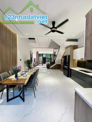 LÂM HẠ NHÀ DÂN XÂY CỰC CHẤT CHỈ 15.2 TỶ  DT 72M² 5T MT 4.2M GARA ÔTÔ Ô CHỜ THANG MÁY ÔTÔ T - 2