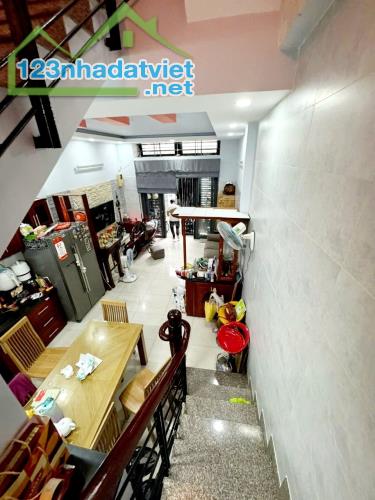 Hàng Thơm nhà Gò Dầu Tân Phú HXH 20m ra mặt tiền 38m2 ,3 Tầng Nhỉnh 4 tỷ - 3