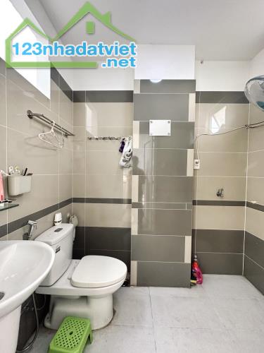 Bán Nhà riêng đường Võ Văn Ngân, DT 120m2,6PN, sát Vincom Thủ Đức, Giá 11 Tỷ