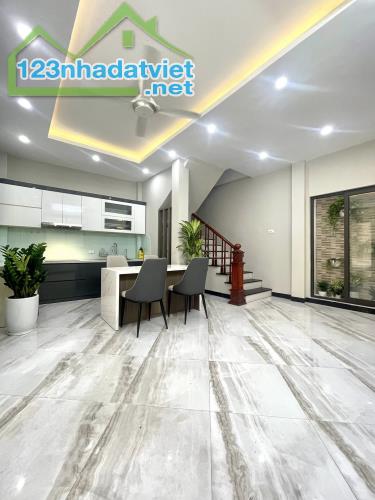 Bán nhà Kim Ngưu, 36m2, 5 tầng, mặt tiền 5.7m, giá 8,2 tỷ, đẹp mới, ô tô con đỗ cửa - 2