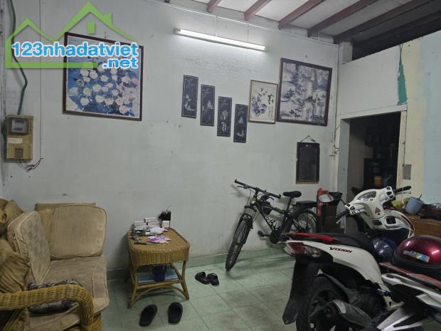 BÁN NHÀ BÌNH THẠNH ĐƯỜNG TRẦN BÌNH TRỌNG - P.5 - Ô tô cách nhà 20m nhà cũ phù hợp xây mới