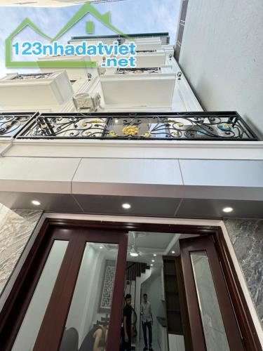 Bạn Chỉ cần 2,6 tỷ có ngay nhà 3*Tầng  DT : 45m2 . ô tô đỗ cửa , 15p ra KDT đô nghĩa