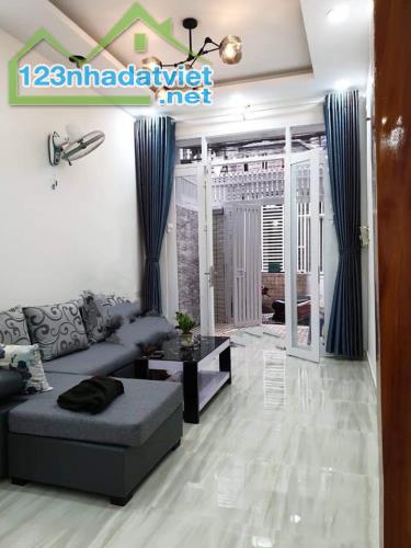 NHÀ QUẬN 10 GẦN TTTM VẠN HẠNH MALL, HẺM THÔNG, XE HƠI ĐỖ CỬA, 40M2 (5.6*7M) 3PN MỚI 6 TỶ x