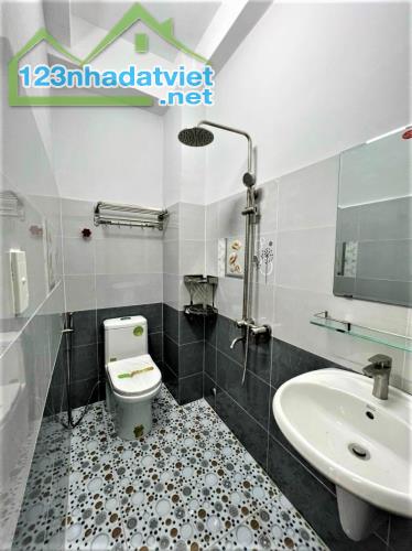 NHÀ QUẬN 10 GẦN TTTM VẠN HẠNH MALL, HẺM THÔNG, XE HƠI ĐỖ CỬA, 40M2 (5.6*7M) 3PN MỚI 6 TỶ x - 3