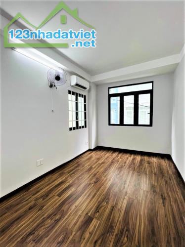 NHÀ QUẬN 10 GẦN TTTM VẠN HẠNH MALL, HẺM THÔNG, XE HƠI ĐỖ CỬA, 40M2 (5.6*7M) 3PN MỚI 6 TỶ x - 5