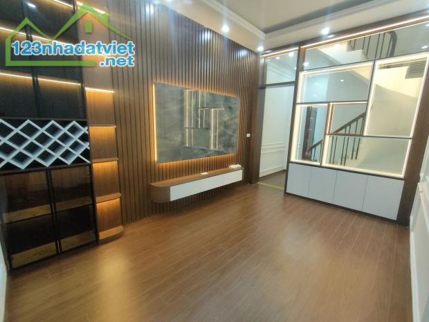 CẦN BÁN NHANH NHÀ LẠC LONG QUÂN CÁCH OTO 50M,DIỆN TÍCH 38M X 6 TẦNG.