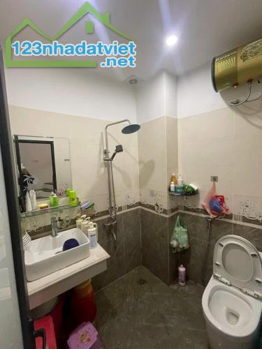 Bán nhà riêng Lai Xá, gần trường, chợ, 34m2*5 tầng* gần ô tô, full nội thất , sẵn sổ. - 2