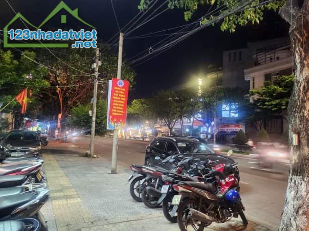 Chính chủ về quê cần bán nhà Nguyễn Hữu Thọ, giá sập hầm.