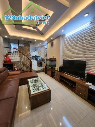 Bán Nhà Ngô Gia Tự, Long Biên 40m2, 4T giá 4,7 tỷ (Lô góc thoáng, ngõ thuận tiện)