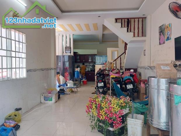 Nhà đẹp ở ngay Lưu Hữu Phước 86m2, 3T, SHR, hoàn công đủ, chỉ 5.2 tỷ.