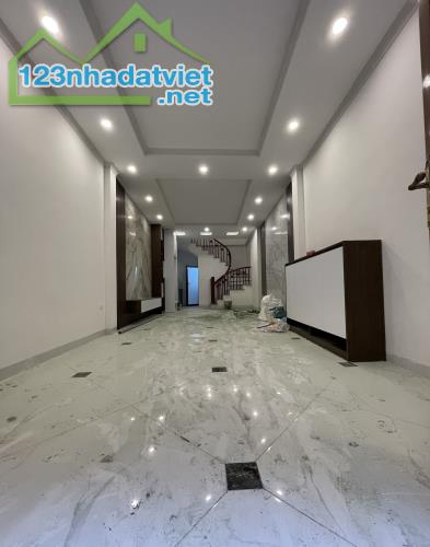 Bán nhà Long Biên ngõ 206 Cổ Linh đối diện Aeon Mall 36m2 5 tầng Ô tô đỗ cổng giá 4,3 tỷ - 4