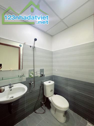 Nhà Thành Thái quận 10 DT 35m2 ,2 tầng chỉ 4ty - 3