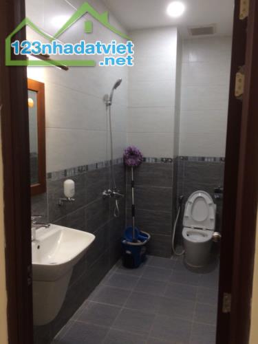 Nhà 2 mặt hẻm XH thông có 3PN/3WC đẹp, có sân để xe máy gần các C/cư gần ngã 4 Âu Cơ-LLQ - 2