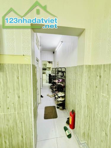 HẺM XE TẢI CÁCH 1 CĂN - 56M2 - NỞ HẬU - CHDV DÒNG TIỀN 28 TRIỆU/ THÁNG - CHỈ NHỈNH 5 TỶ - 4