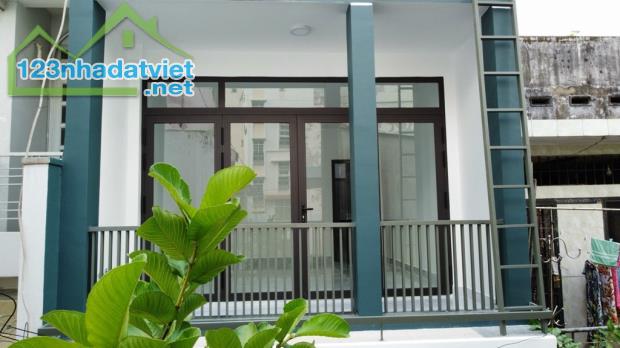 Nhà hẻm ba gác gần mặt tiền đường Nơ Trang Long 2 tầng ngang 4.2*12 - 4