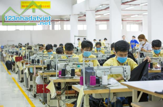 BÁN XƯỞNG MAY RỘNG 5500M2 đang làm việc ĐƯỜNG LÊ VĂN KHƯƠNG QUẬN 12