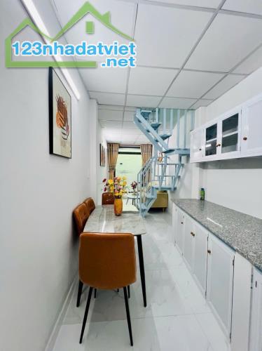 SÁT MT, HẺM 3 GÁC THÔNG QUANG TRUNG, NGAY VINCOM, 2 TẦNG - 2.4x10.5 - SHR, HC ĐỦ - 2