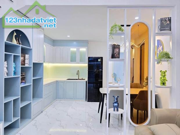 Bán nhà gần Chợ Bà Hom, Trệt/Lầu SHR ~ 44m2 Thổ Cư 100%, Giá: 2 Tỷ350 "LH: Văn - 035.238.2 - 2