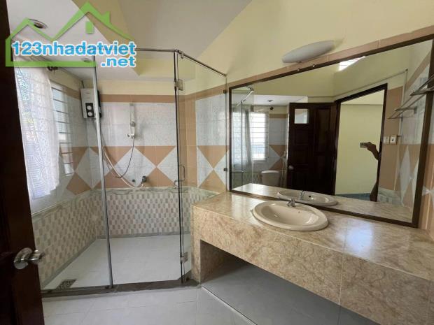 Cho thuê Villa sân vườn Thảo Điền 10x20 4PN 4WC đường xe hơi, đậu 2 xe thoải mái chỉ 30 - 1