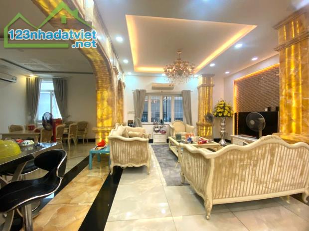 MẶT TIỀN CỬU LONG - KHU VIP SÂN BAY - BIỆT THỰ BỀ THẾ CÓ THANG MÁY - 330M2 GIÁ CHỈ 70 TỶ - 3