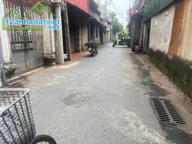 Bán đất tặng nhà 3 tầng 
ĐÔNG ANH - LIÊN HÀ  diện tích 173 m mặt tiền 11.3 m 
Giá chỉ 2x