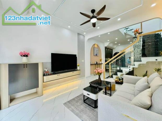 Kẹt tiền bán gấp nhà đường Cao Thắng. Quận 3 . Giá 2 tỷ 750, DT 46m2, hẻm ô tô - 4