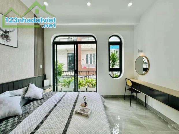 Kẹt tiền bán gấp nhà đường Cao Thắng. Quận 3 . Giá 2 tỷ 750, DT 46m2, hẻm ô tô - 1