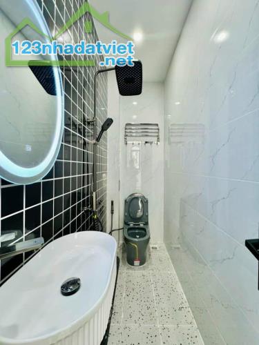 Kẹt tiền bán gấp nhà đường Cao Thắng. Quận 3 . Giá 2 tỷ 750, DT 46m2, hẻm ô tô