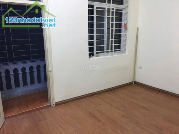 Cho thuê Ở HỘ GIA ĐÌNH nhà nguyên căn ngõ Thịnh Quang 9.5 TRIỆU - 4 tầng, 33m², 4 ngủ, - 1