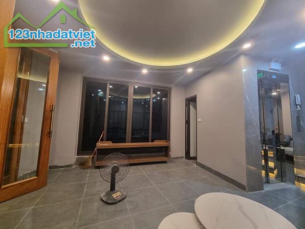 Bán nhà Xuân Diệu. lô góc 8 tầng thang máy, 6 căn hộ khép kín cho thuê. Doanh thu 50tr/th - 5