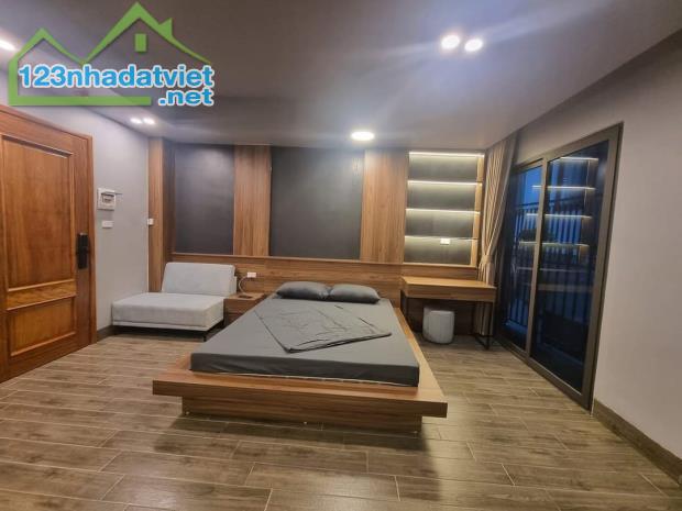 Bán nhà Xuân Diệu. lô góc 8 tầng thang máy, 6 căn hộ khép kín cho thuê. Doanh thu 50tr/th