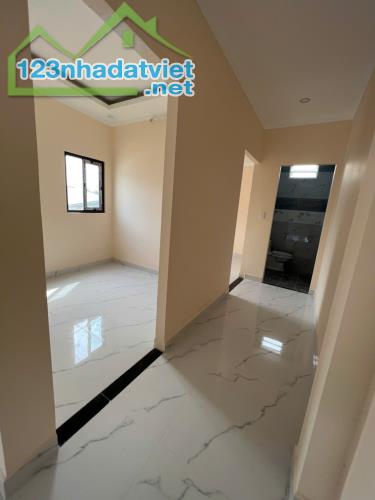 Nhà mới xây 2.55 tỷ/101 m2, sân Ô tô, 3 phòng ngủ - 4