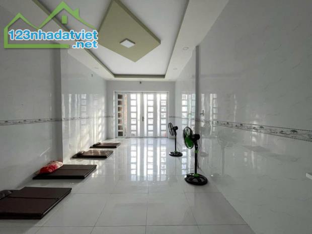 Ngộp vốn bán gấp căn nhà đường Lê Hồng Phong, Quận 10. Giá chỉ 2tỷ640 Sổ hồng riêng - 2