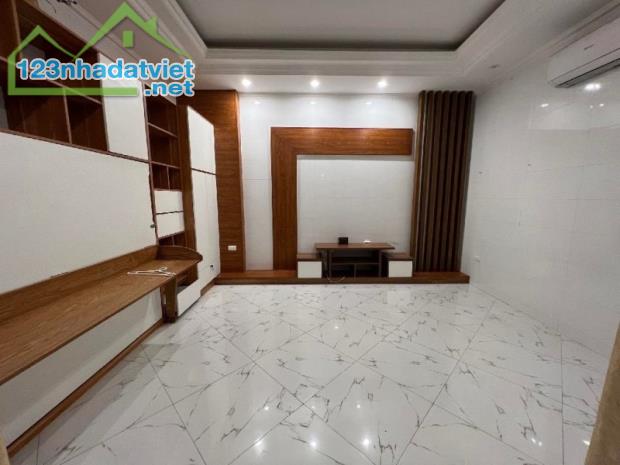 Nhà P/Lô Hoàng Văn Thái, OTO, Kinh Doanh, 90m², Giá 17.8 Tỷ