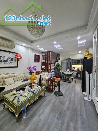 Bán Nhà Nguyễn Khánh Toàn  45m2- 8.6 Tỷ - Ngõ Nông- Thông Thoáng - 5m Ra OTo - Dân Trí Cao - 2