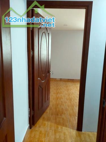 NHÀ TRẦN QUANG KHẢI, GẦN CHỢ TÂN ĐỊNH, QUẬN 1, 2 MẶT HẺM THÔNG, DÂN TRÍ, 45Mx2 2PN, 4 TỶ X - 4