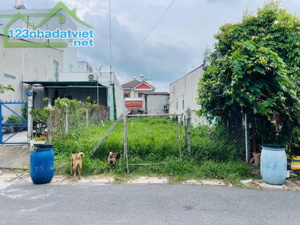chủ cần tiền bán gấp lô đất 132m2 ngay thị trấn củ chi giá chỉ 640 triệu gọi cho em
