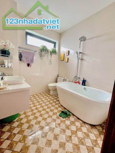 Biệt thự 3 mặt tiền, khu VIP An Dương Vương, sát Võ Văn Kiệt, 3 tầng, ngang 10x17m -19tỷ - 4